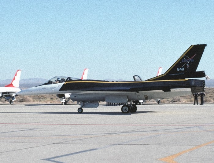 General Dynamics F-16XL طرحی متفاوت 1