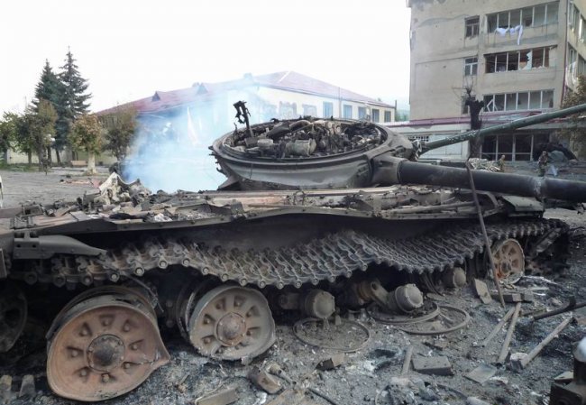Destroyed_T-72BV_MBT_in_Georgia-04-75607