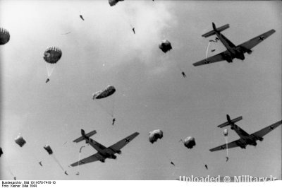 normal_ParaTroopers_jumping_from_Junkers