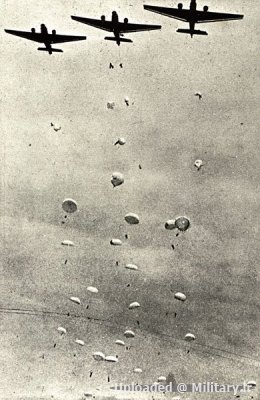 normal_ParaTroopers_jumping_from_Junkers