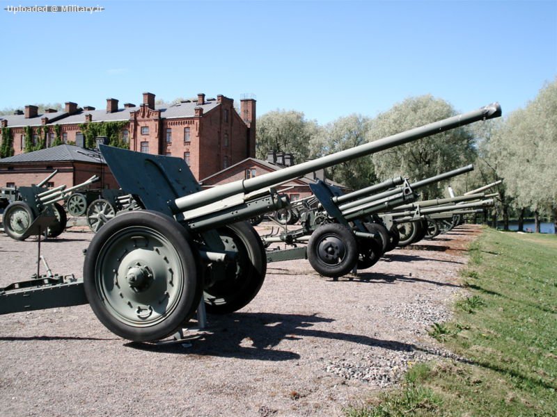 800px-76mm_m1936_F22_gun_Hameenlinna_1.j