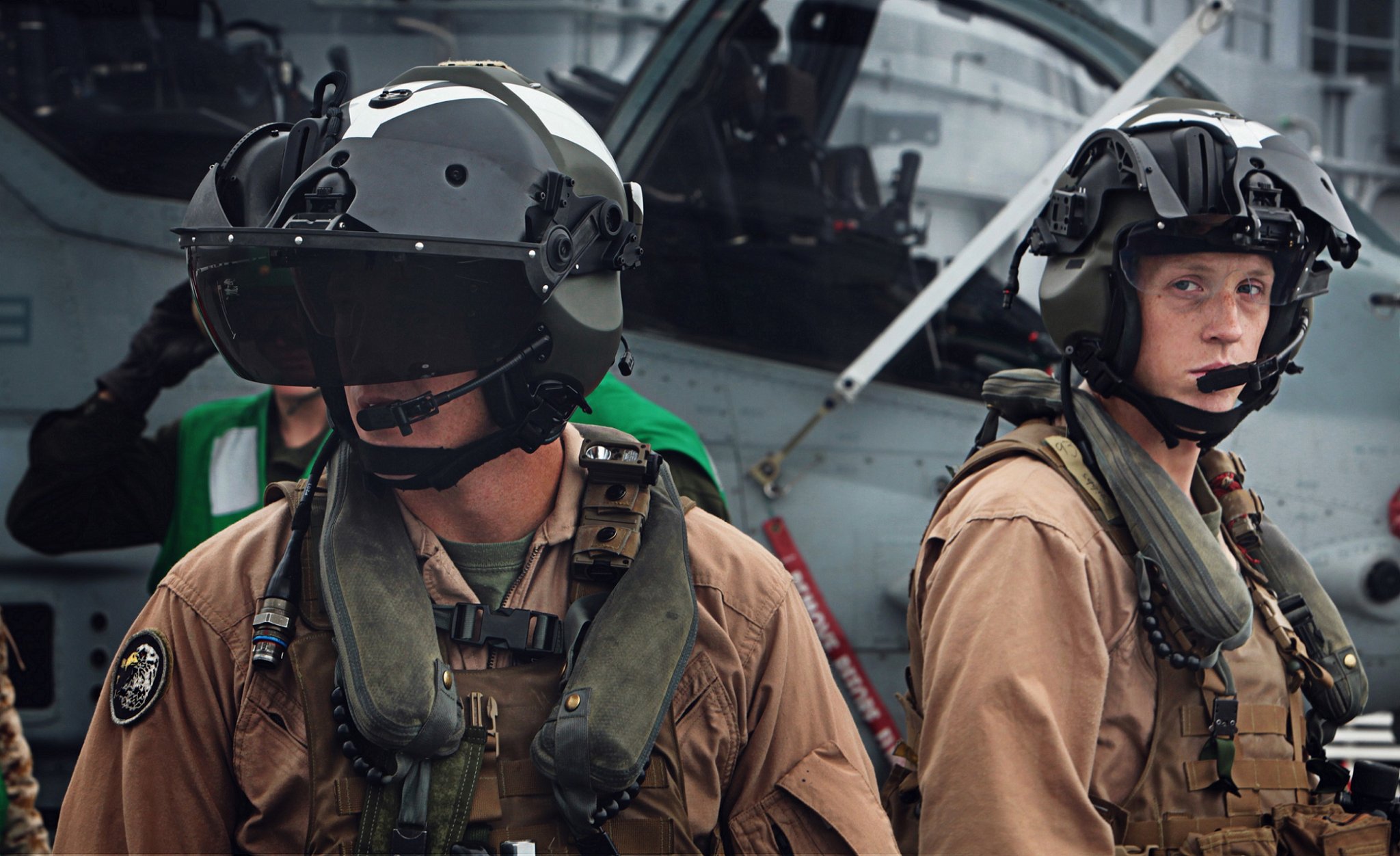 800px-AH-1Z_pilots_with_helmet_mounted_d