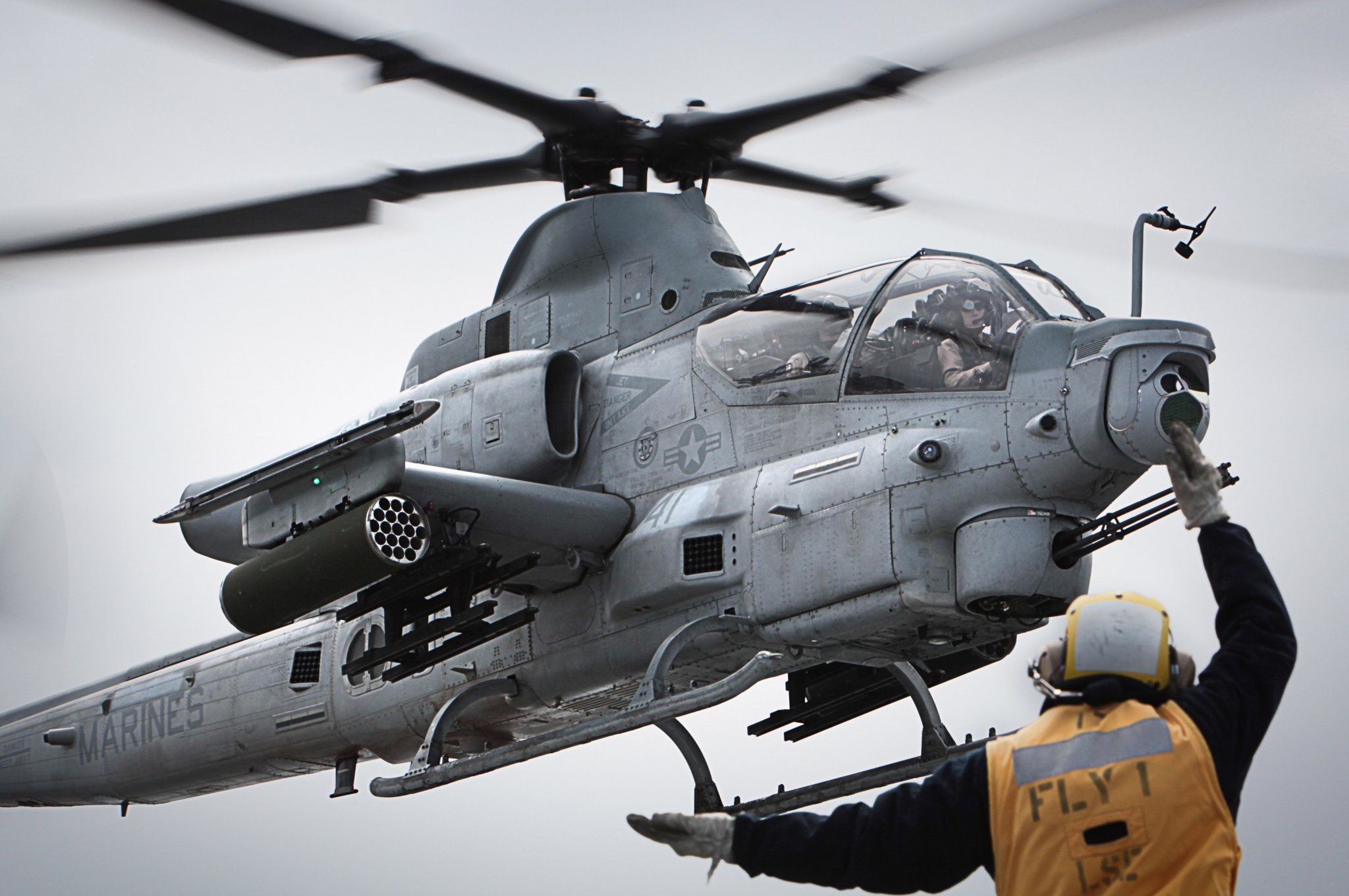 AH-1Z_lands_on_USS_Makin_Island_LHD-8.jp