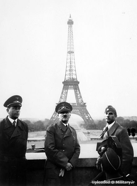442px-Adolf_Hitler_in_Paris_1940.jpg