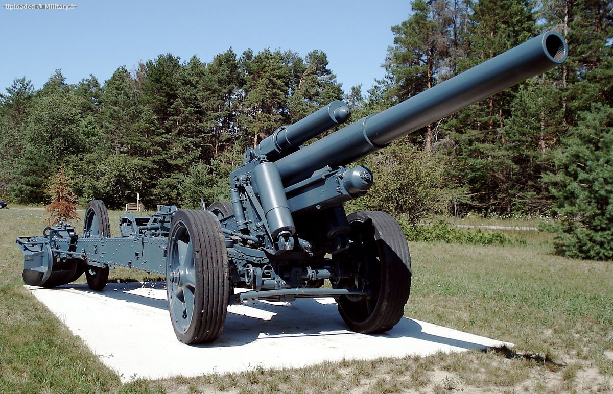 1200px-150mm_sFH18_howitzer_base_borden_