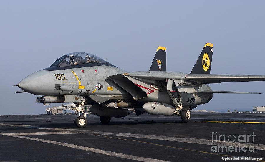 8-an-f-14d-tomcat-on-the-flight-deck-gert-kromhout.jpg