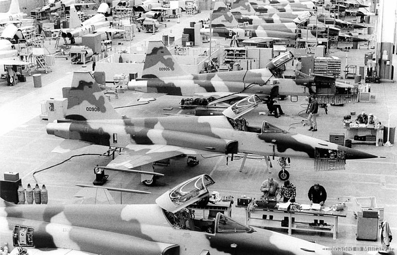 800px-Northrop_F-5E_Tiger_II_assembly_line_281744-2429.jpg