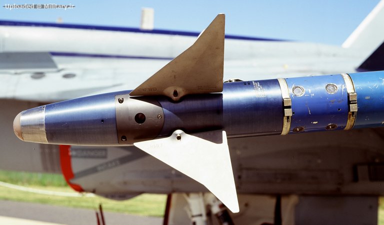 AIM-9M-FA-18A-RAAF-3SQN-CKopp-1999-1S.jp