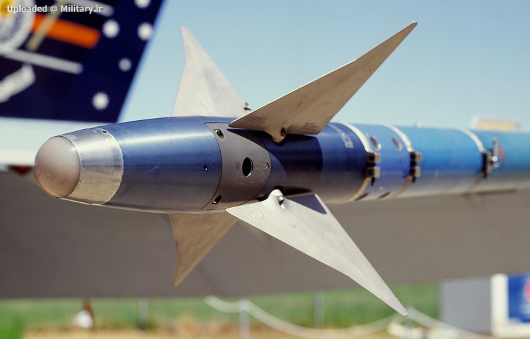 AIM-9M-FA-18A-RAAF-3SQN-CKopp-1999-2S.jp