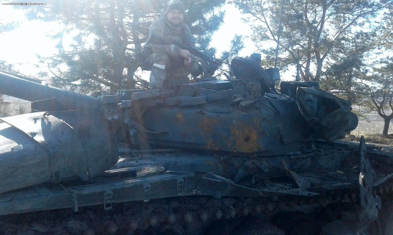 A_Ukrainian_T-72AV_28or_T-72_Ural_with_a