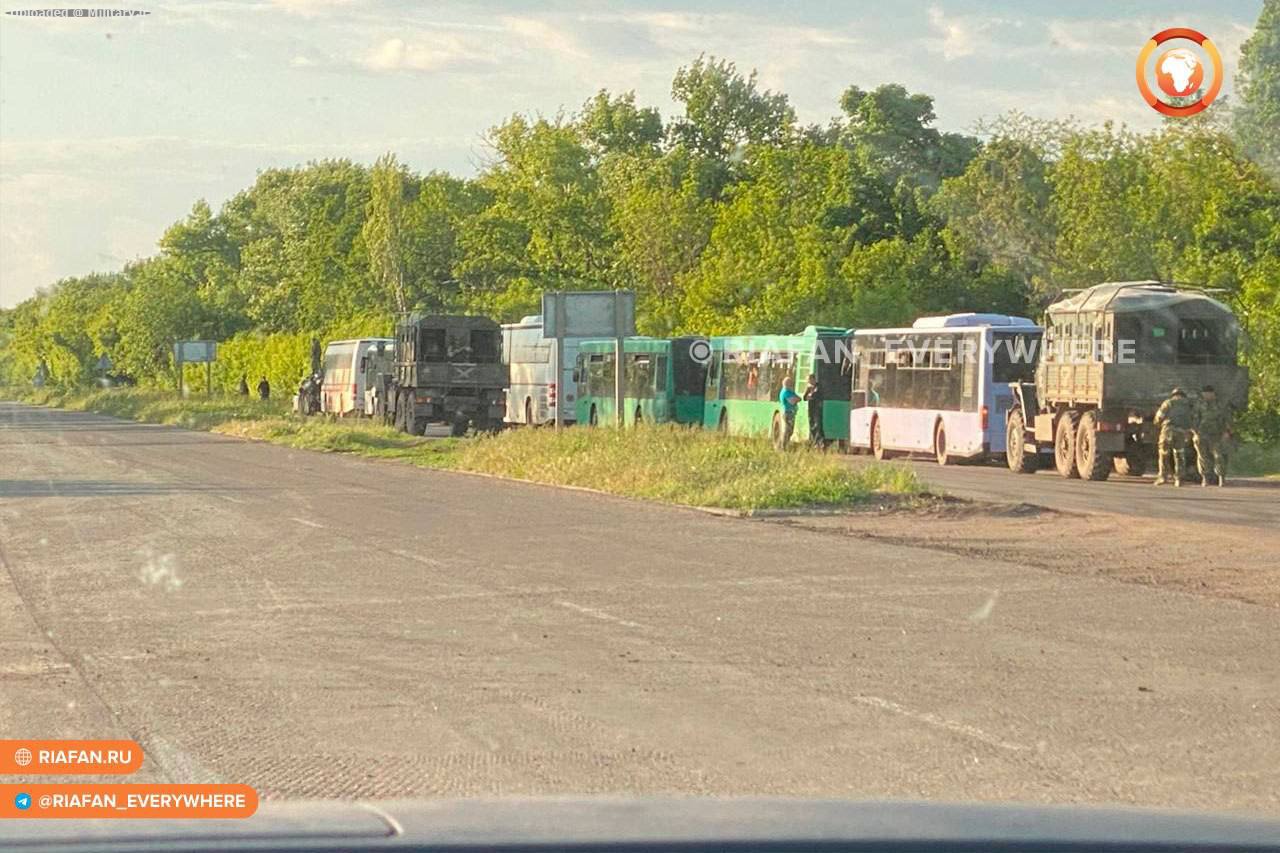 A_column_of_buses_with_prisoners_of_Azov