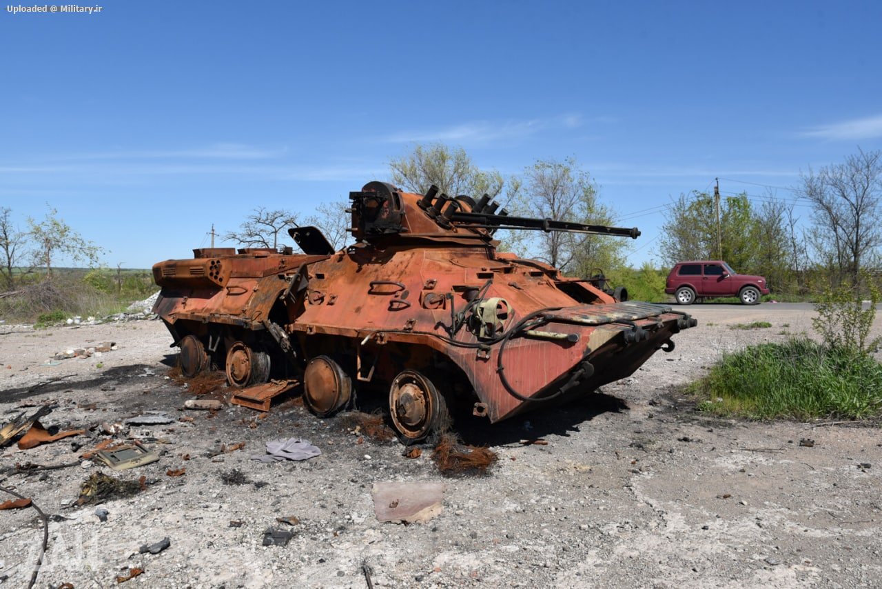A_destroyed_Ukrainian_BTR-3E_armored_per