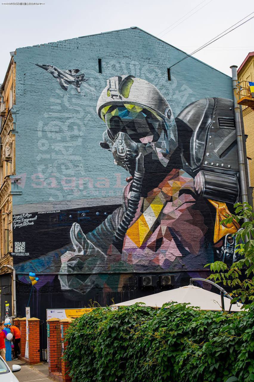 A_mural_dedicated_to_the_Ghost_of_Kyiv_w