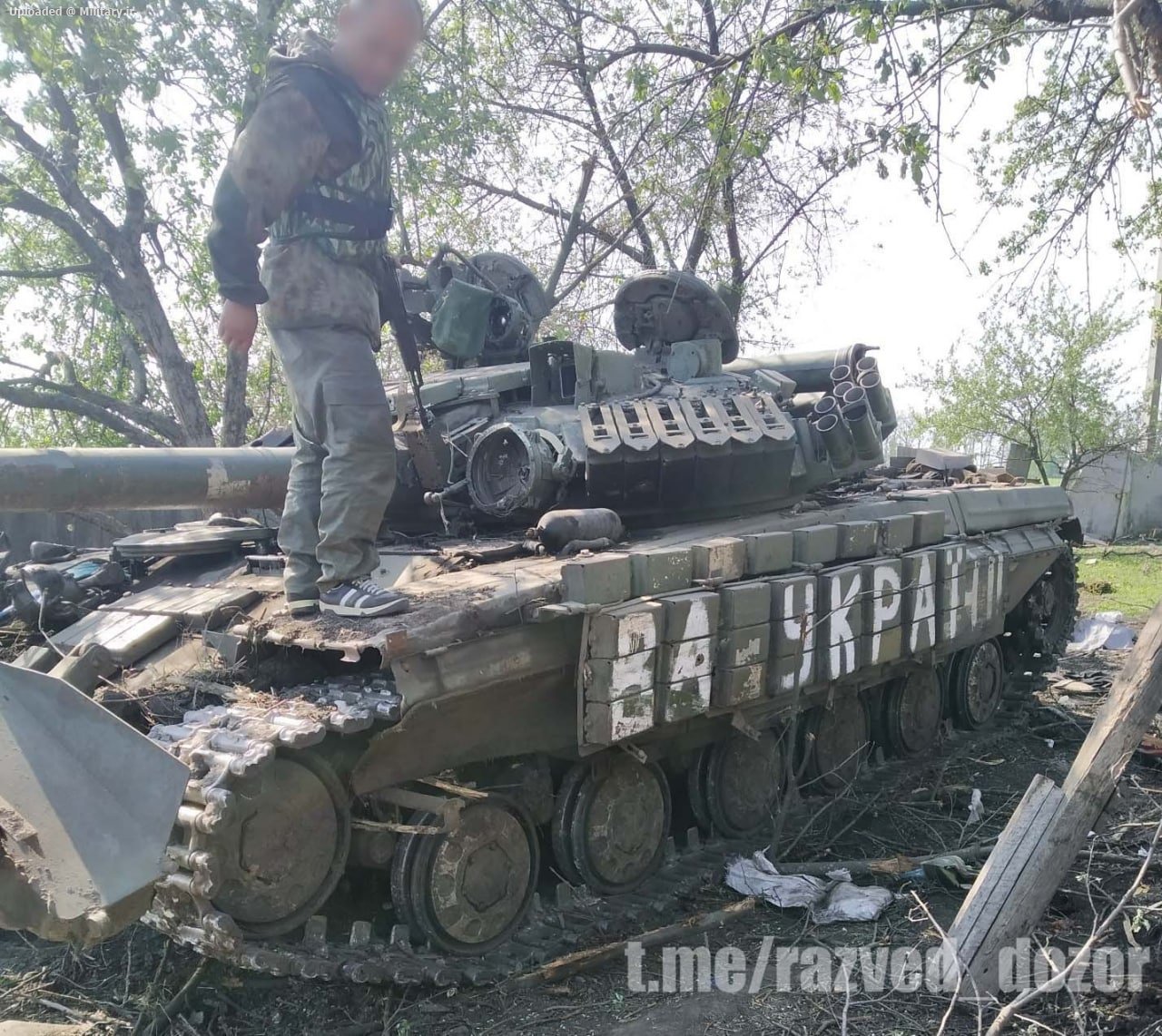 A_seriously_damaged_Ukrainian_T-64BV_tan