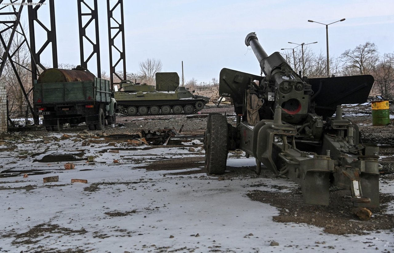 Abandoned_equipment_of_the_howitzer_divi