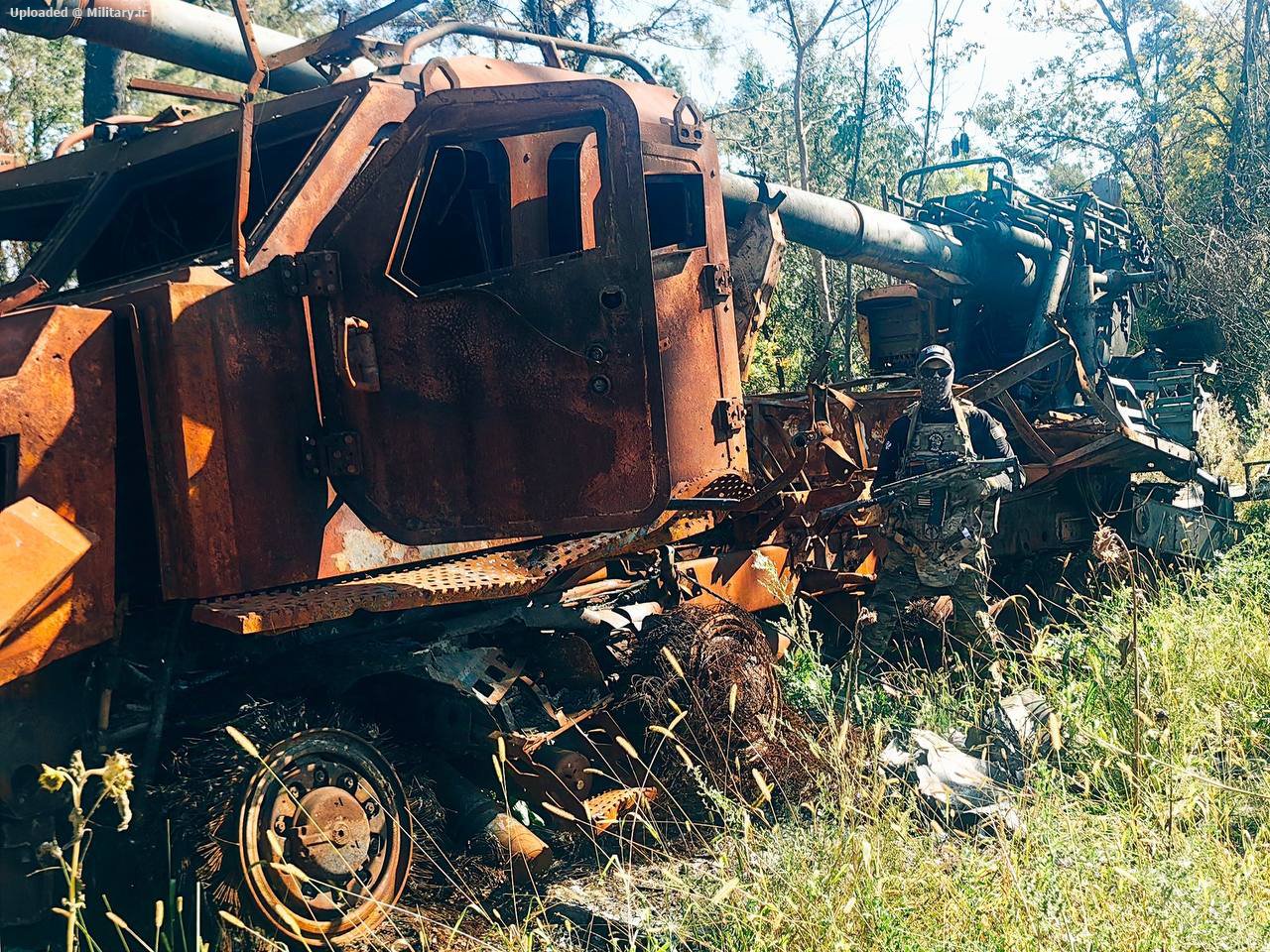 Boycy_VS_RF_vozle_sgorevshey_155-mm_samo