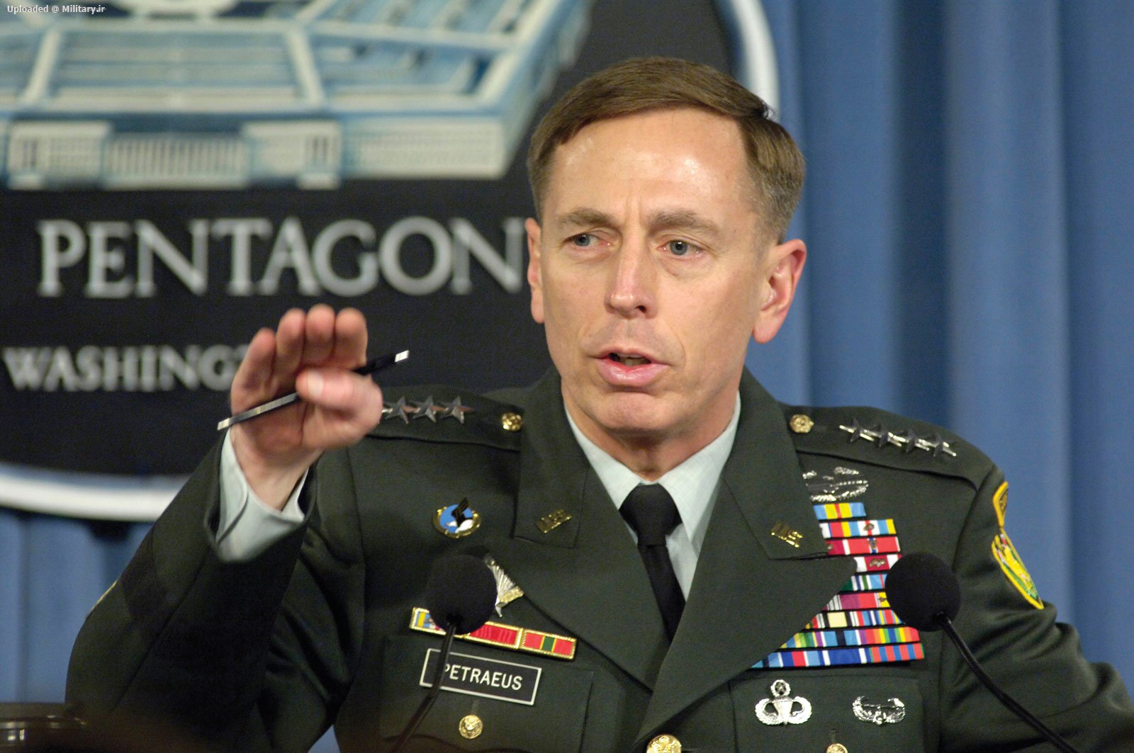 David-Petraeus-reporters-view-Pentagon-I