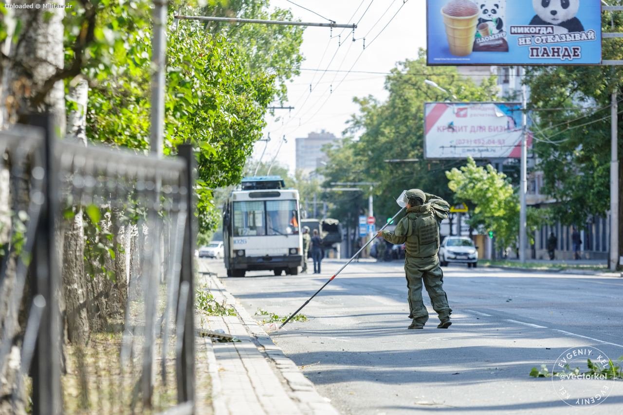 Demining_operations_in_downtown_Donetsk_