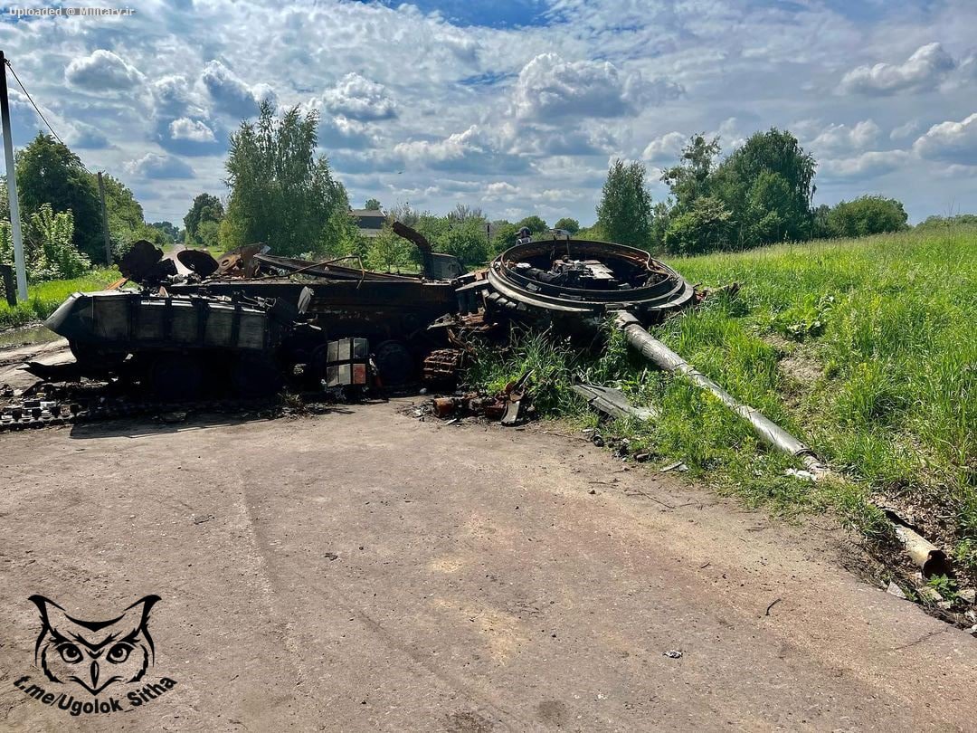 Destroyed_Ukrainian_tank_T-64BV.jpg
