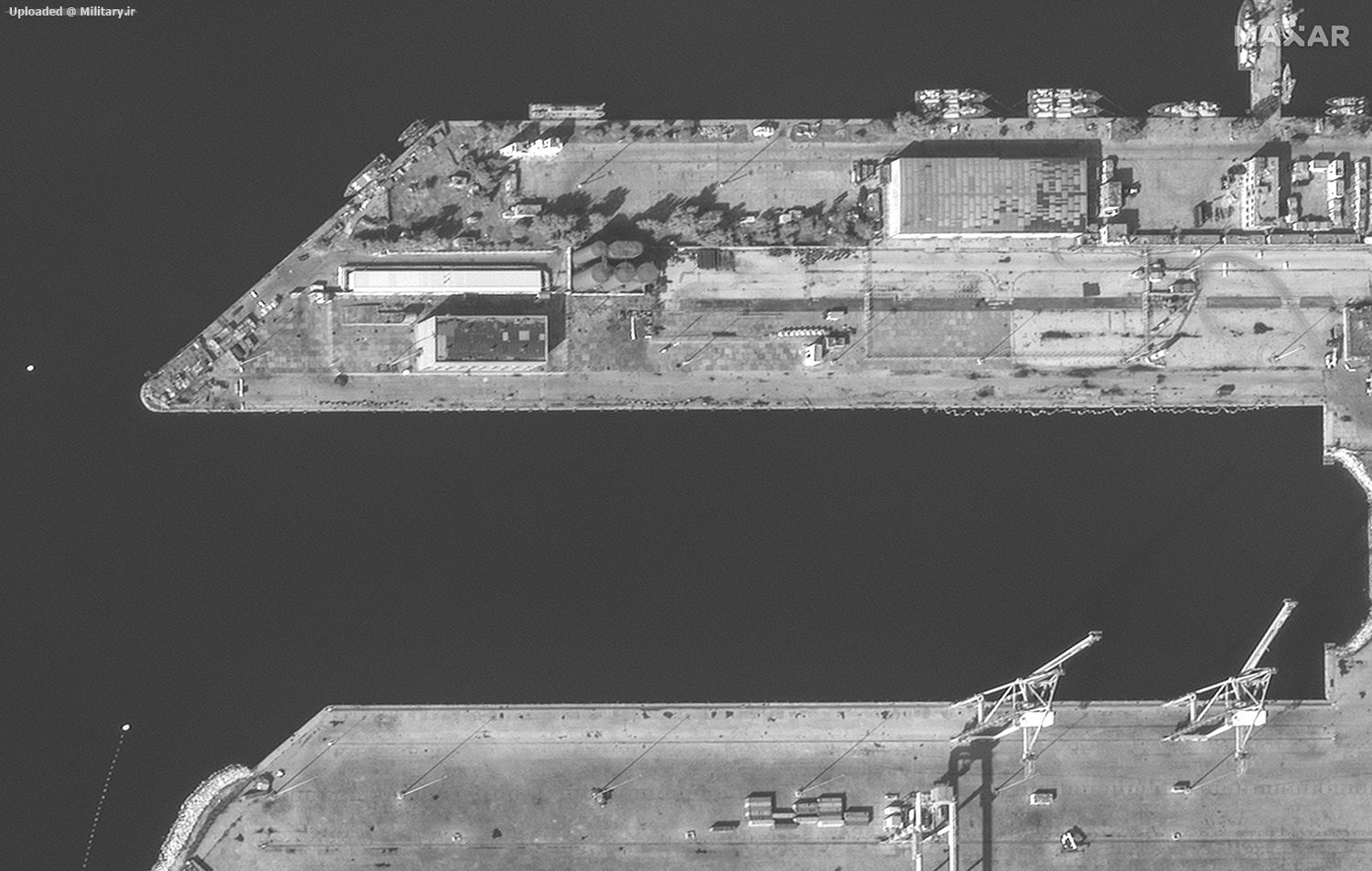 Empty_Russian_naval_base_at_Tartus_on_De