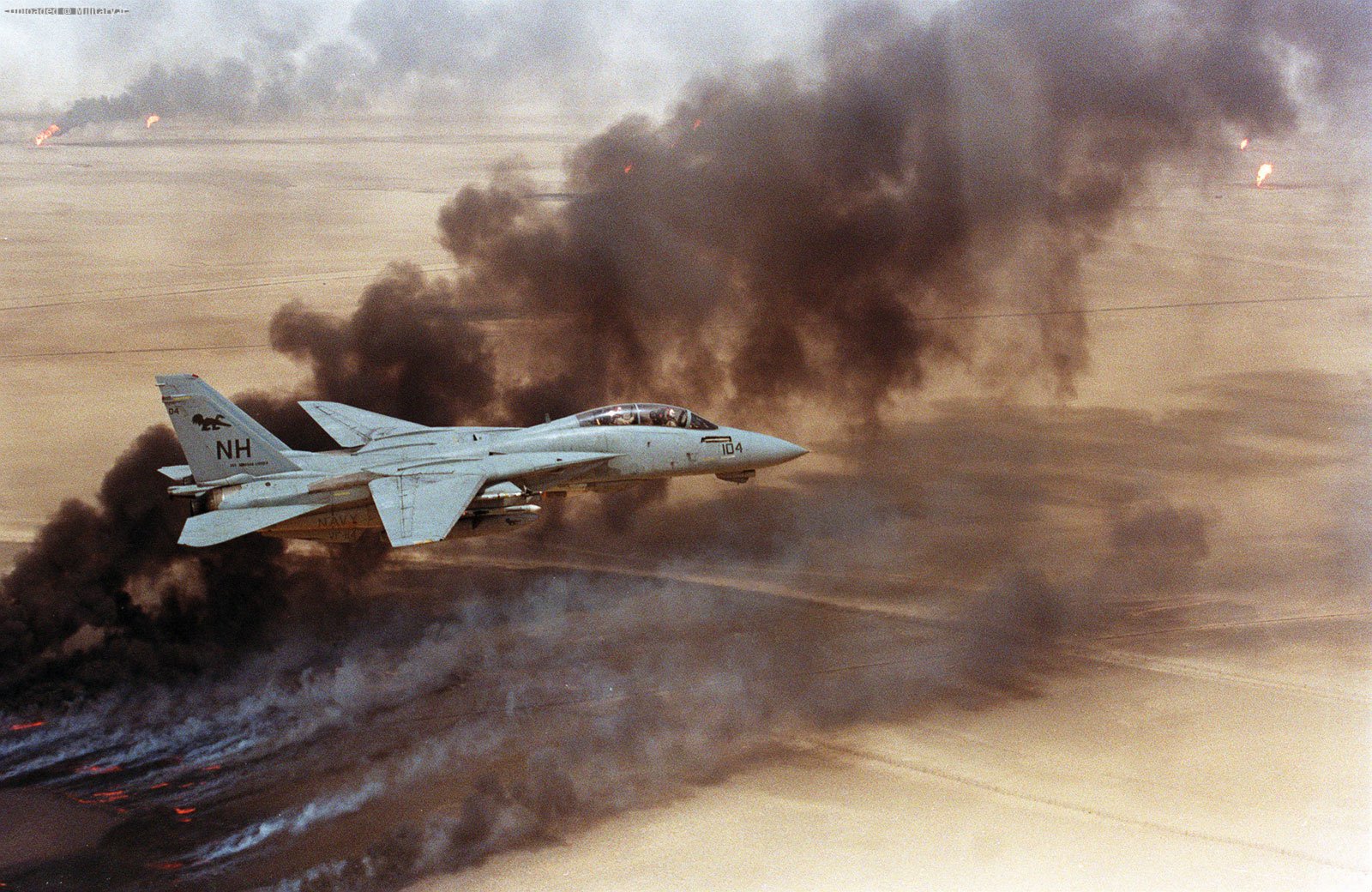 F-14-flying-oil-wells-troops-Kuwaiti-Ira