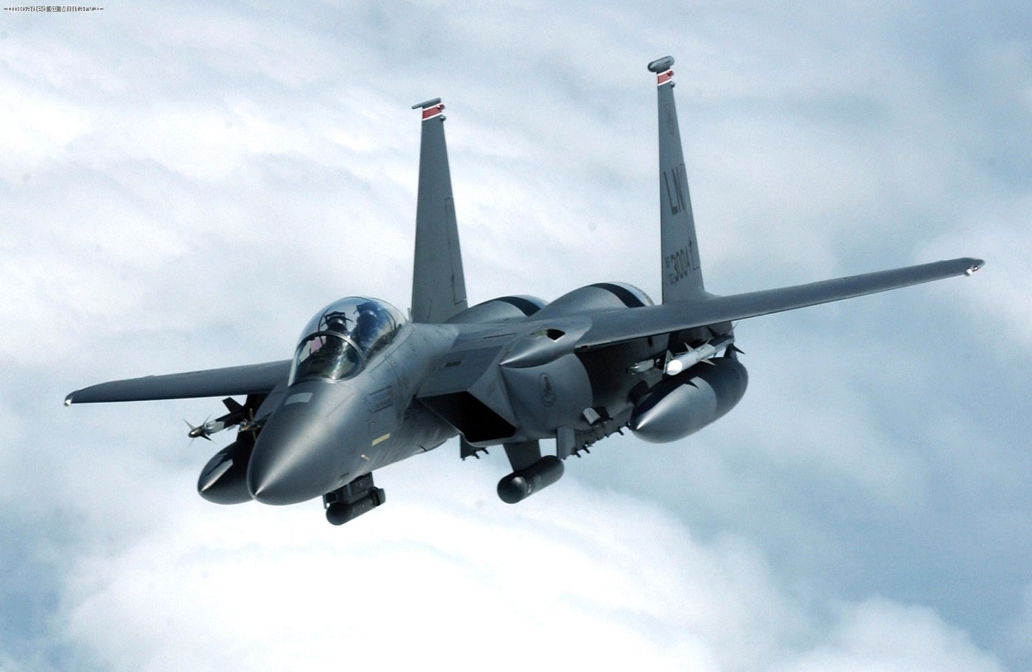 F-15E_Strike_Eagle_banks_away_from_a_tan