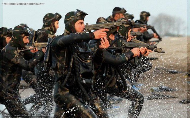 IRGC_combat_divers_with_their_STAR_Z-84.
