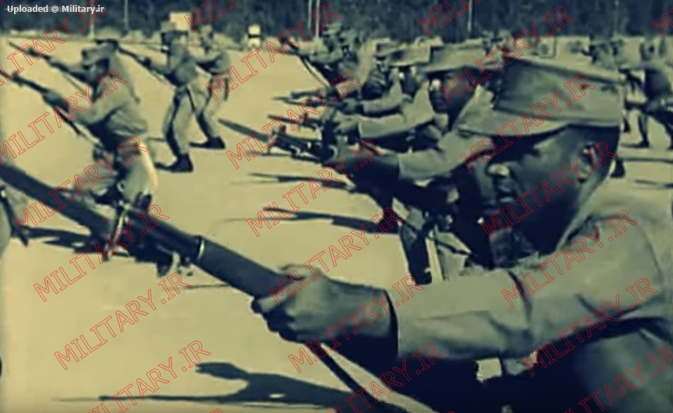 Imperial_Iranian_army_soldiers_drill_wit