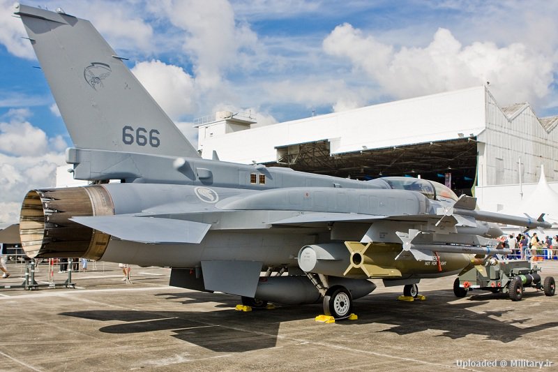 RSAF_F-16D_Block_522B_Fighting_Falcon_with_Conformal_Fuel_Tanks_02.jpg