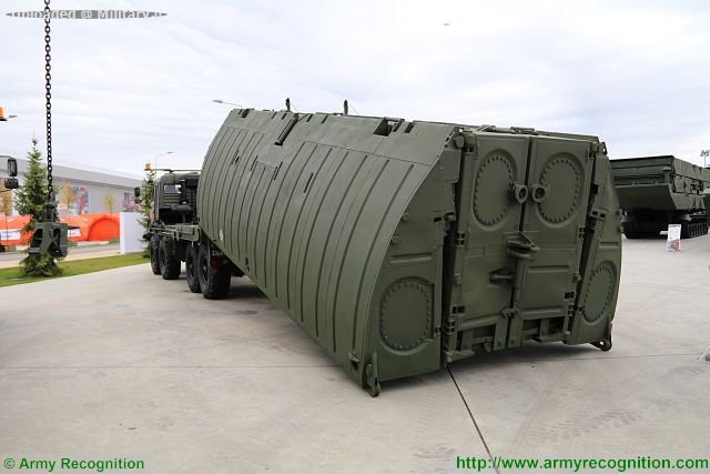 Russian_army_receives_the_PP-2005_pontoo