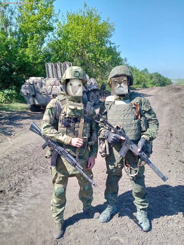 Russian_soldiers_outside_Slavyansk.jpg