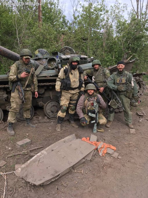 Russian_volunteers_with_a_destroyed_Ukra