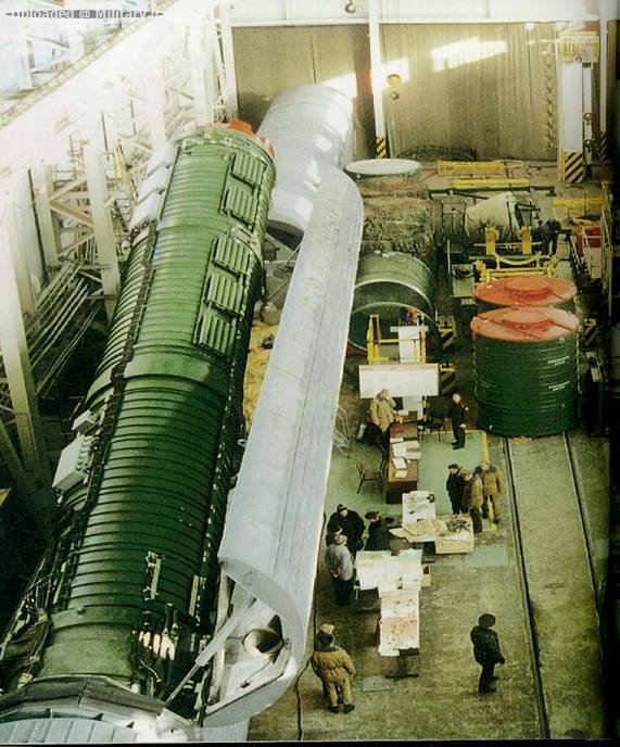 SS-24_Removal_of_SS-24_ICBM_from_Rail-mo