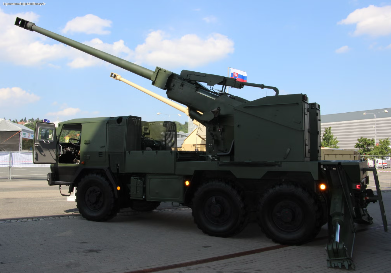 Slovakian_22-ton_EVA_mobile_howitzer_on_
