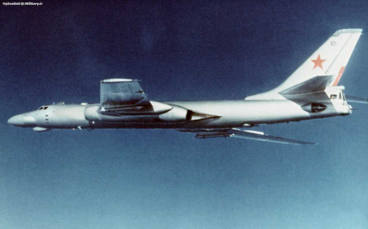 Soviet-Tu-16K-10-26-Badger-C-in-flight-i