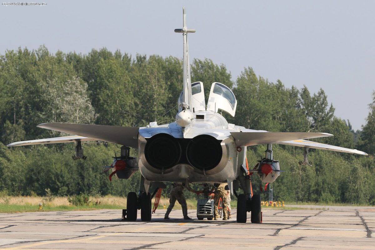 Su-24M_z_krilatimi_raketami_Storm_Shadow