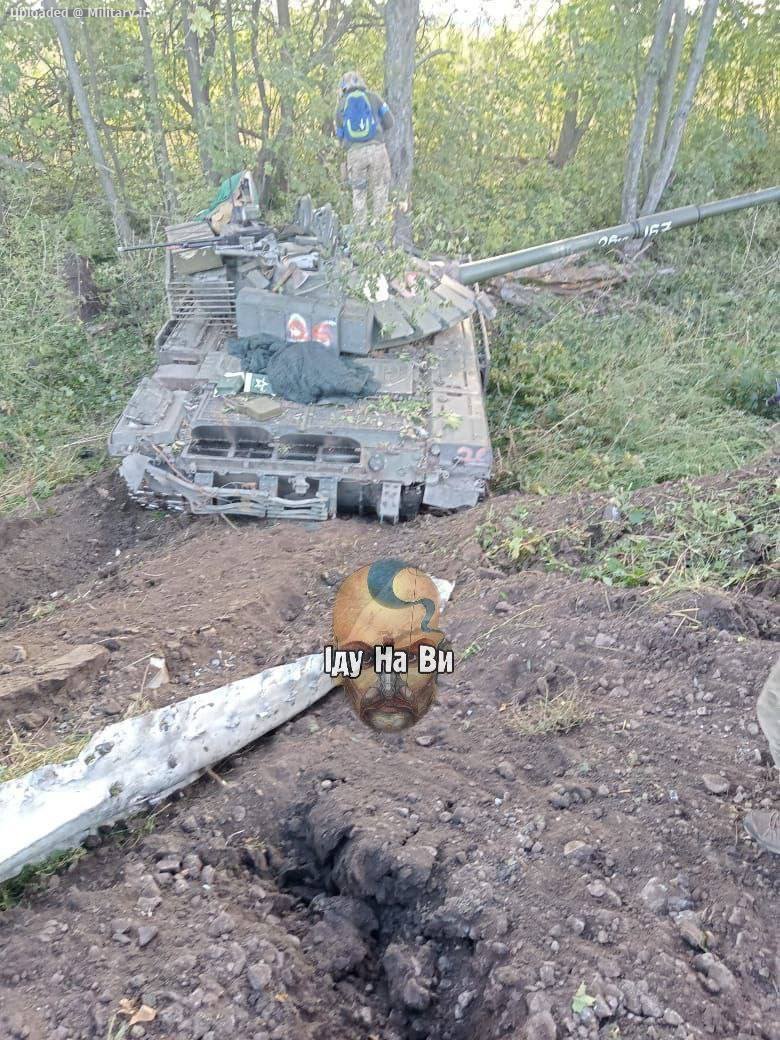 Two_Russian_T-72B3_obr__2016_tanks_were_