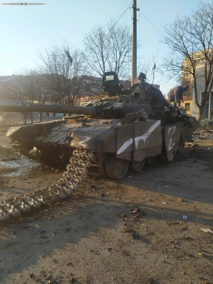 Two_modern_Russian_T-72B3_obr__2016_tank