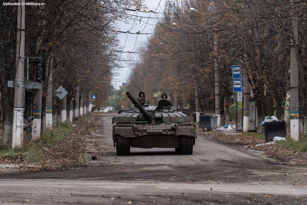 Ukrainian-T-80BV-on-the-streets-of-Bakhm