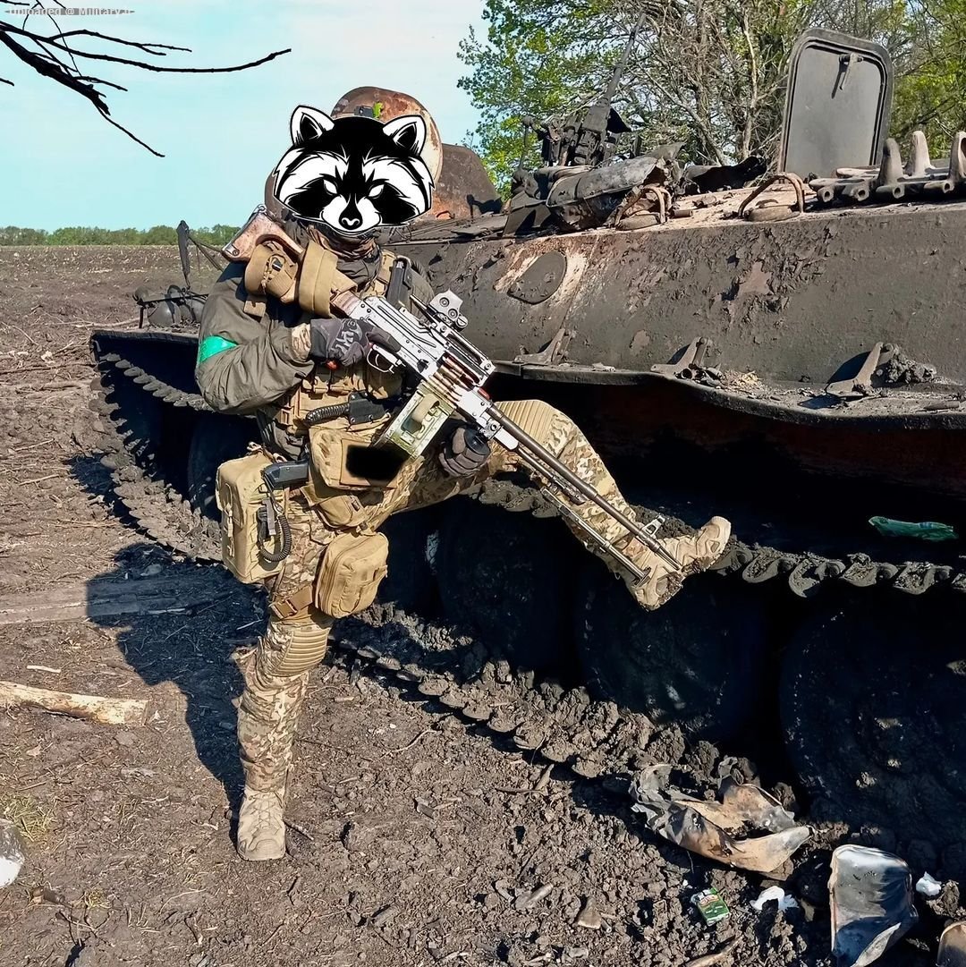 Ukrainian_SOF_with_a_destroyed_Russian_M