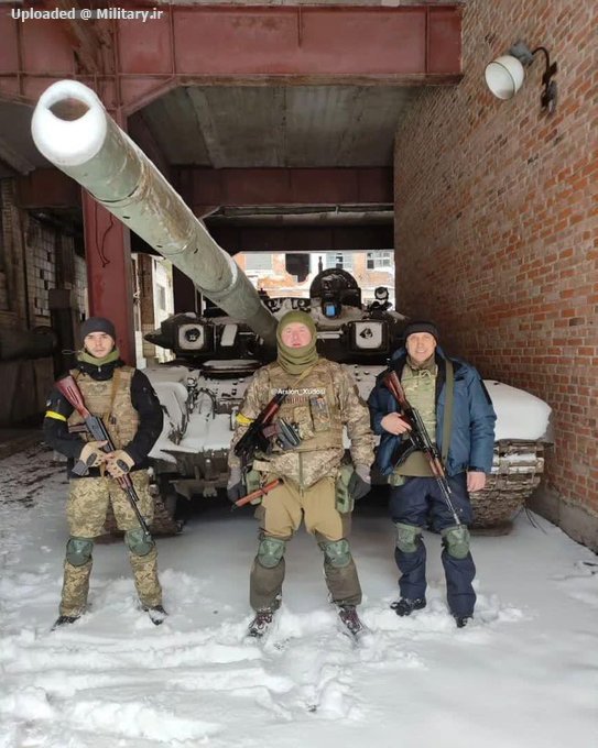 Ukrainian_forces_in_front_of_a_captured_