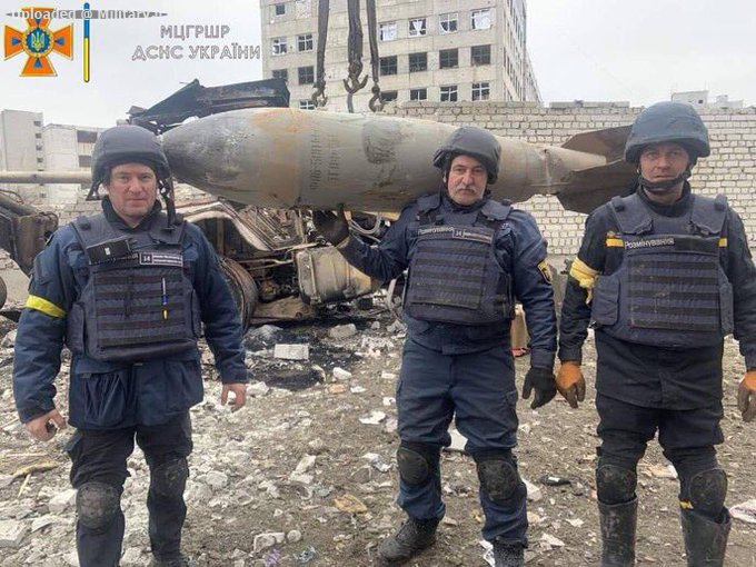 Ukrainian_sapper_soldiers_with_an_unexpl