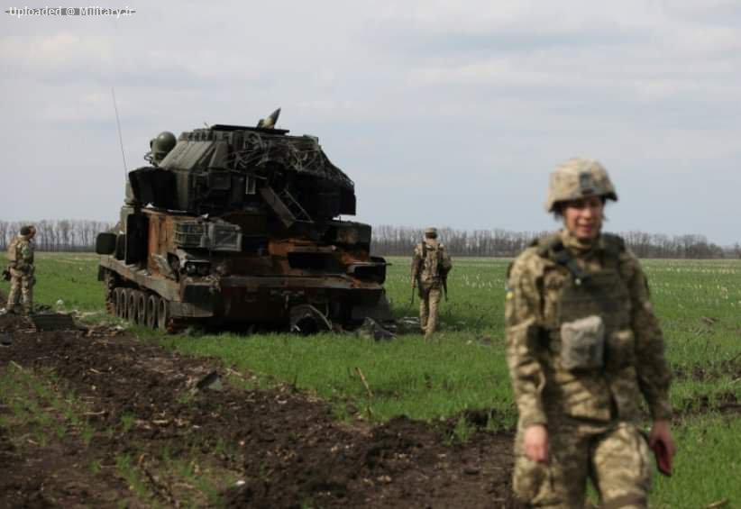 Ukrainian_servicemen_inspect_their_destr