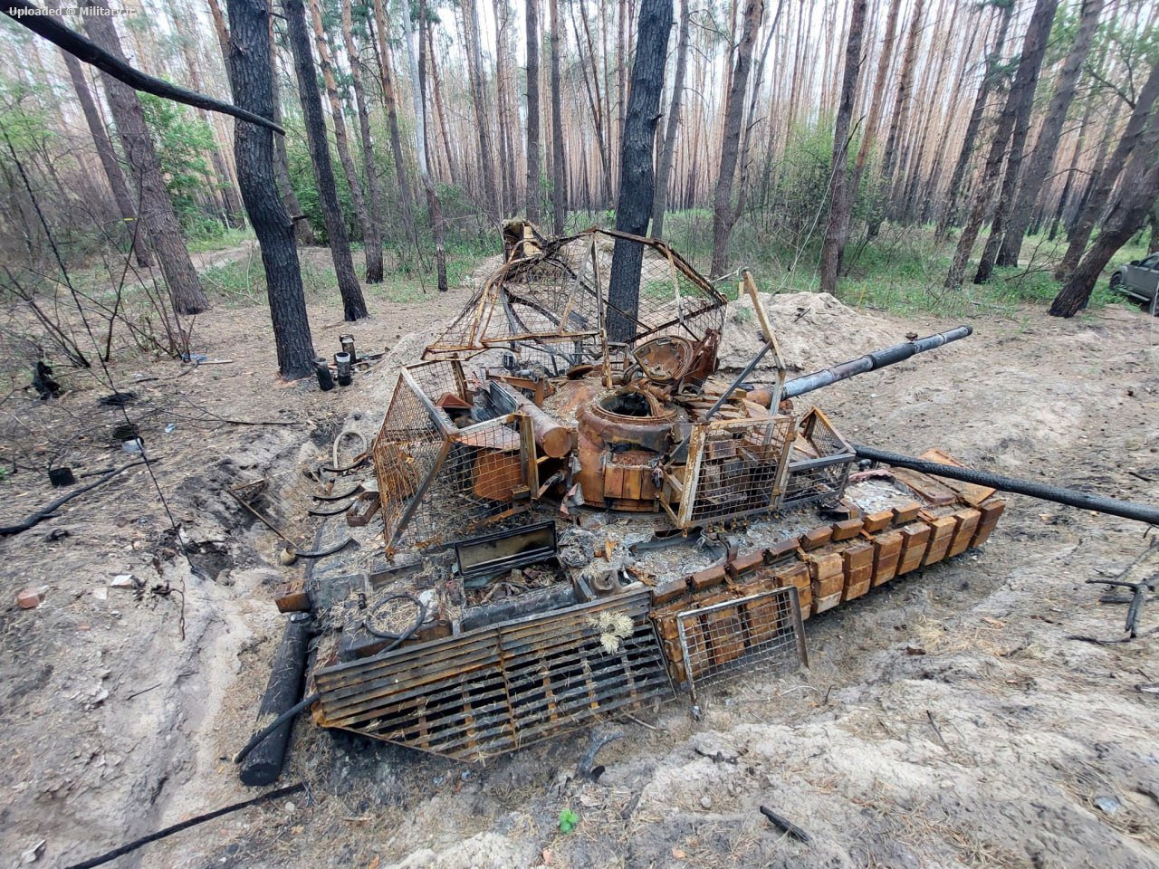 Unichtozhennyy_ukrainskiy_T-64BV_v_Harko
