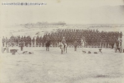 Officers_and_men_of_the_South_Persia_Rifles2C_c__1917.jpg