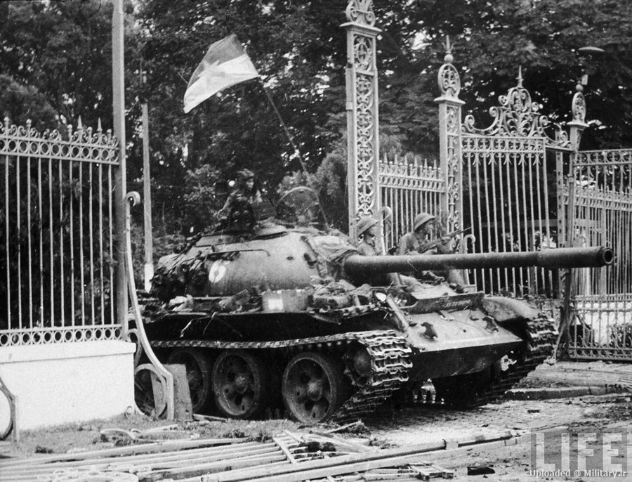 tank-at-reunification-palace-during-fall