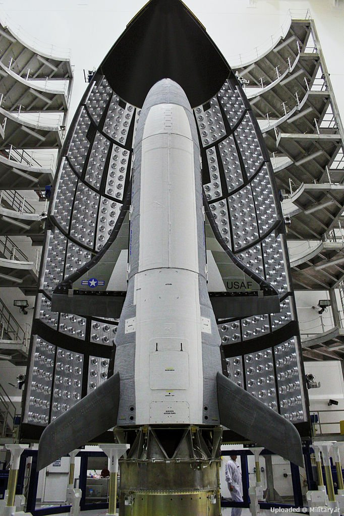 Boeing_X-37B_inside_payload_fairing_befo