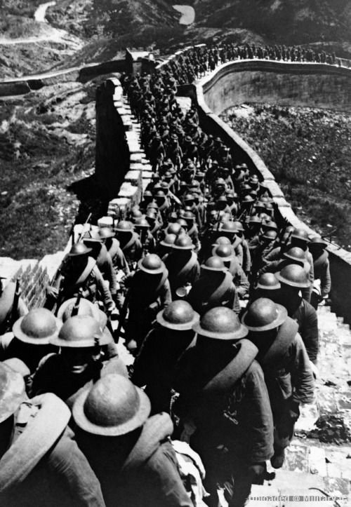 Chinese_soldiers_marching_on_the_Great_W