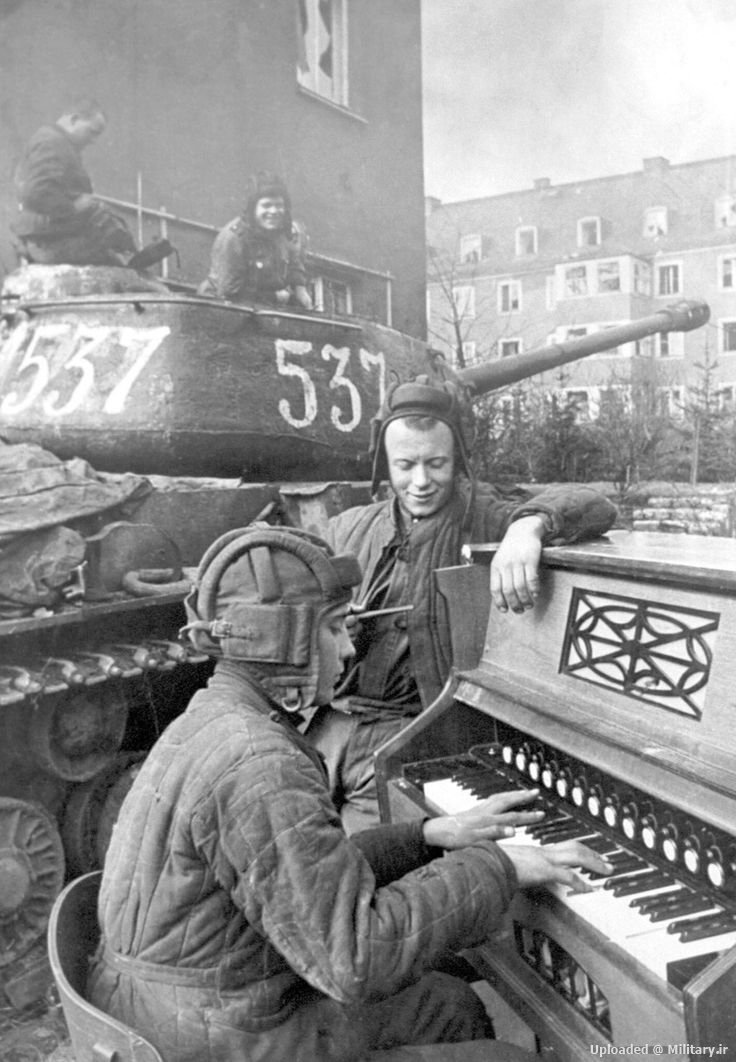 Soviet_tank_crew_playing_a_piano.jpg