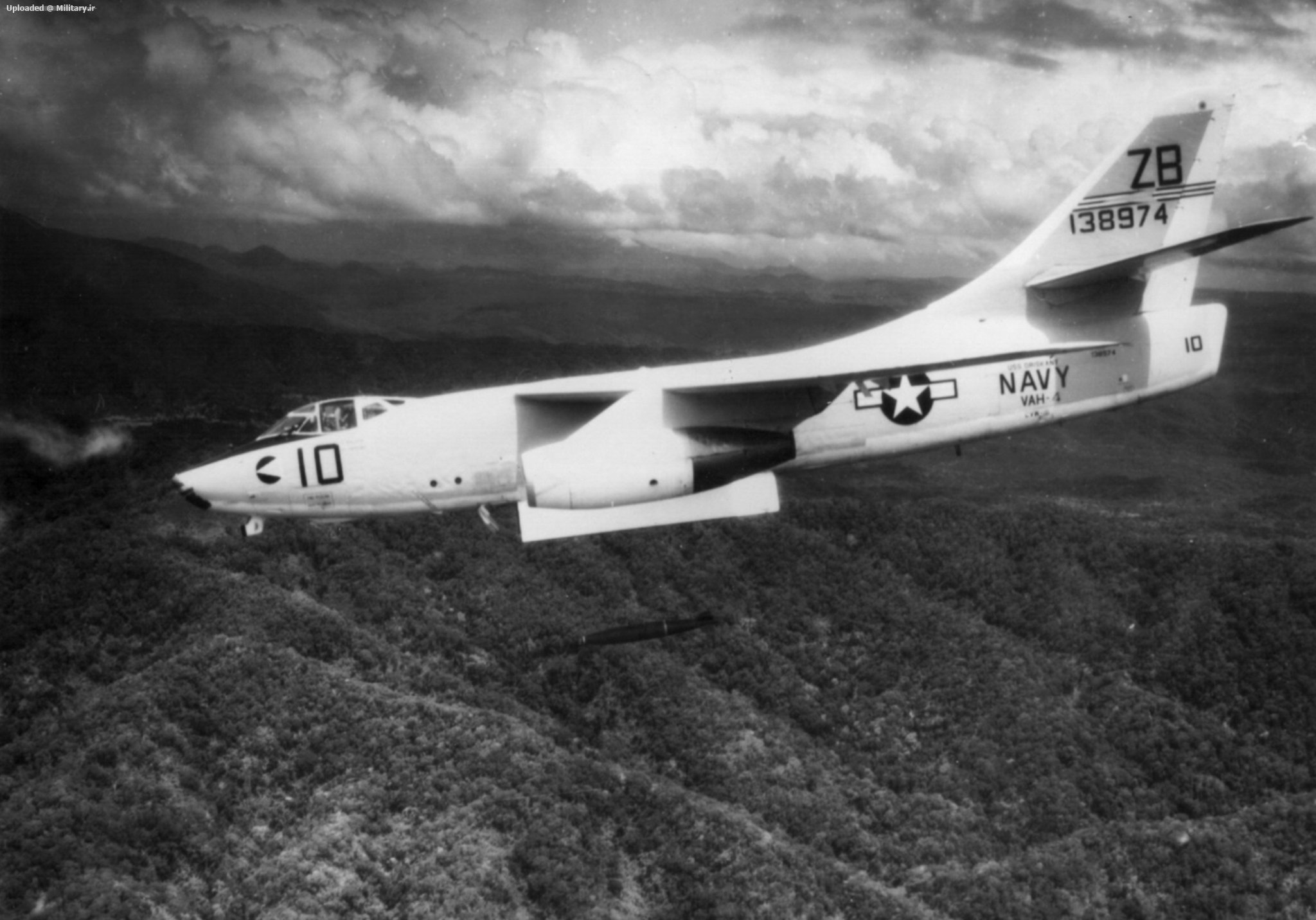 A-3B_VAH-4_dropping_Mk_83_bomb_Vietnam_1